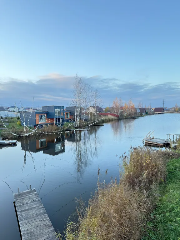 Уютный коттедж с панорамными окнами на берегу озера