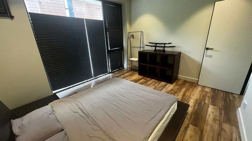 Квартира с дизайнерским ремонтом в японском стиле с бассейном