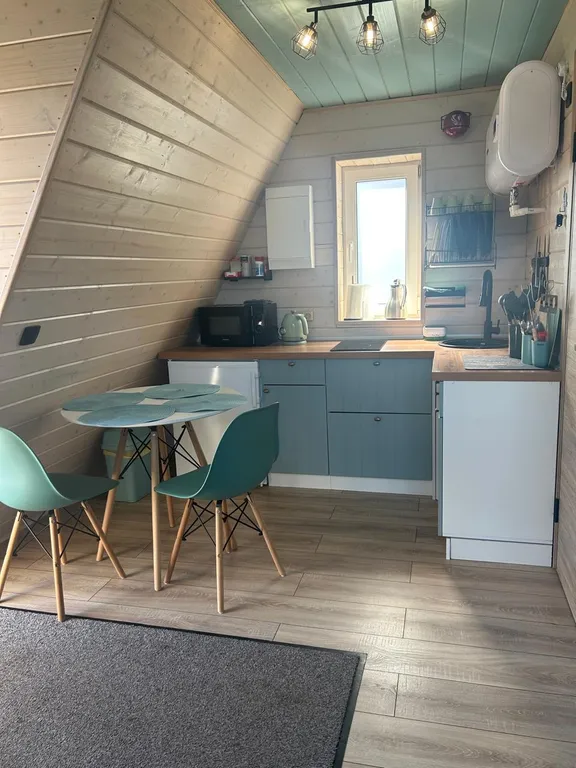 Дом-шалаш на берегу озера