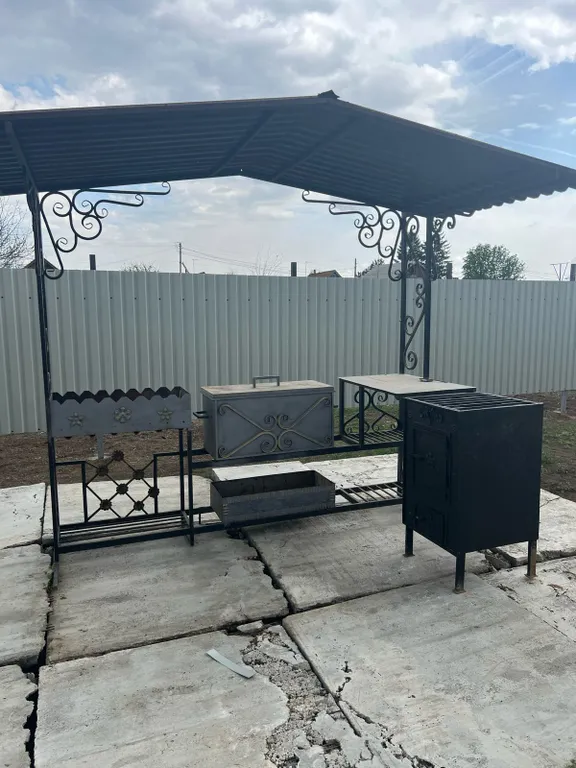 Уютный дом на берегу реки