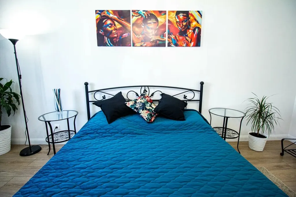 Шикарная дизайнерская квартира с кованой кроватью и камином