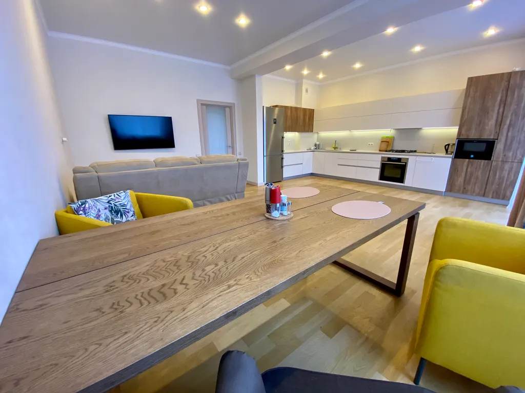 Просторный апартамент с видом на комсомольский парк рядом с озером