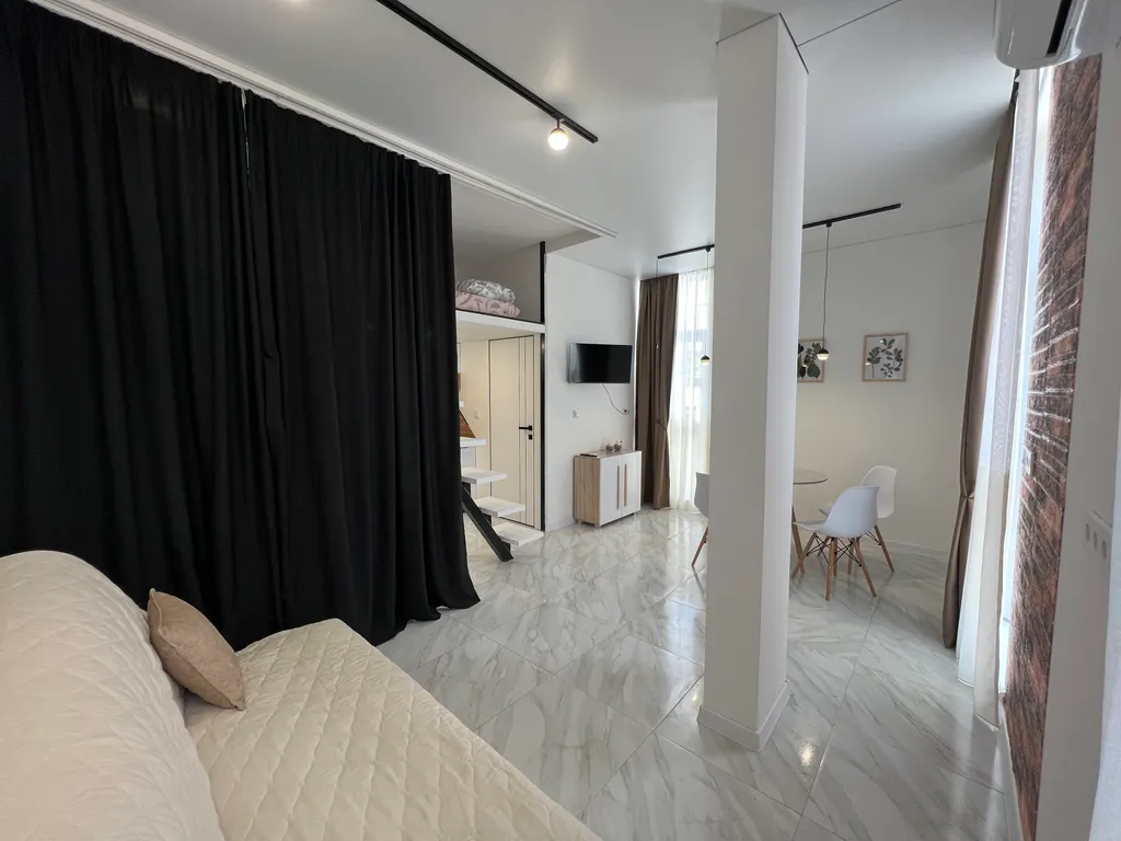 Тихая студия с видом на горы в далеко от суеты