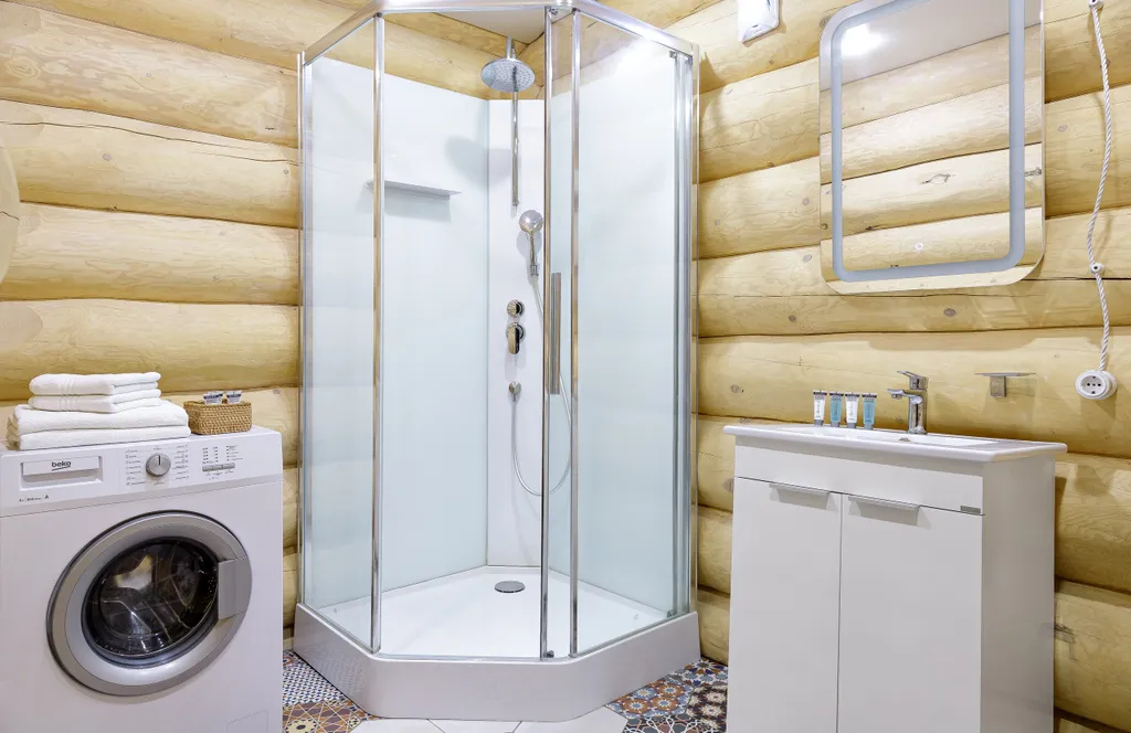 Эко-коттедж в русском стиле с панорамными окнами и террасой в лес