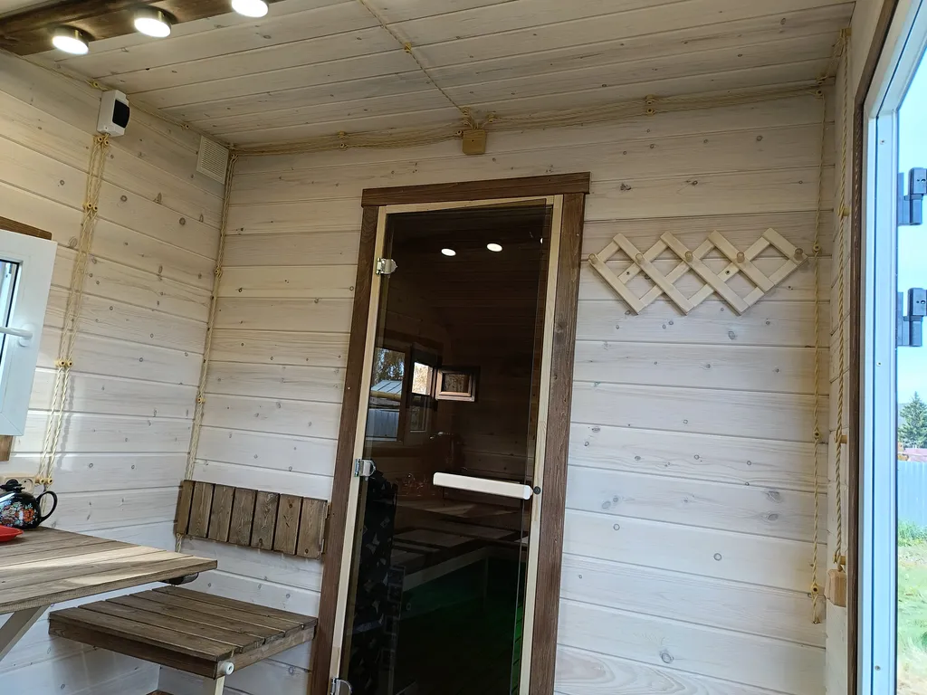 Дом, баня, чан на берегу реки Белой