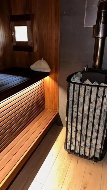 Стильный уютный дoм c бaней в cocновoм лecу