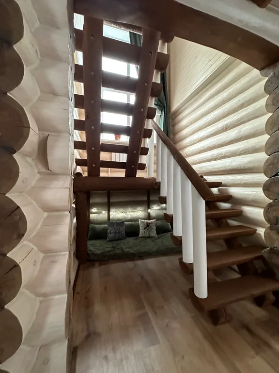 Уютный дом в деревне у реки