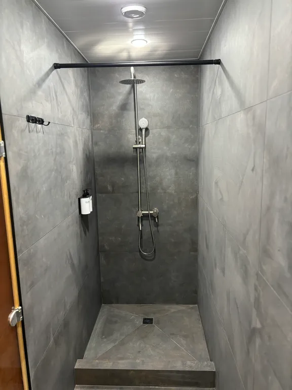 Уютный дом в скандинавском стиле с видом на озеро