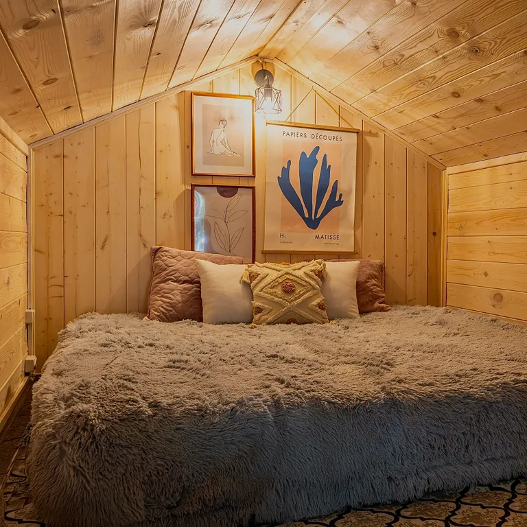 Дача с лесным характером, дровяным камином, сауной и банным чаном