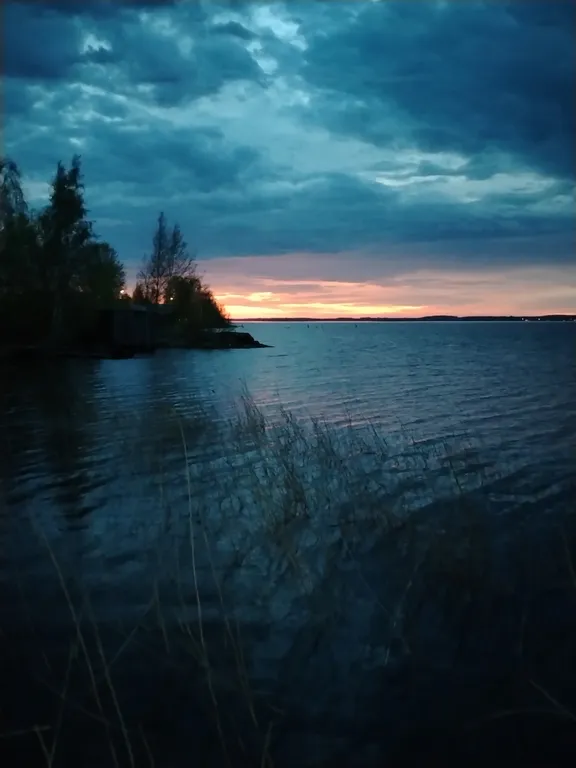 Дом с баней на берегу озера, в черте города