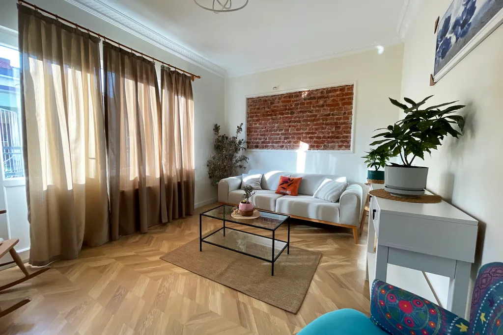 Beautiful 2br and 2toilet balcony apt 8 min by metro