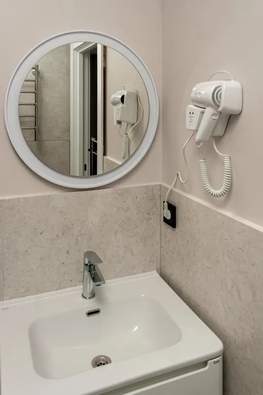 Номер с видом на тихое лесное озеро, лес и гору