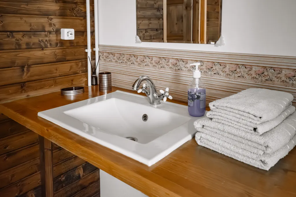 Загородный дом в лесу вблизи залива