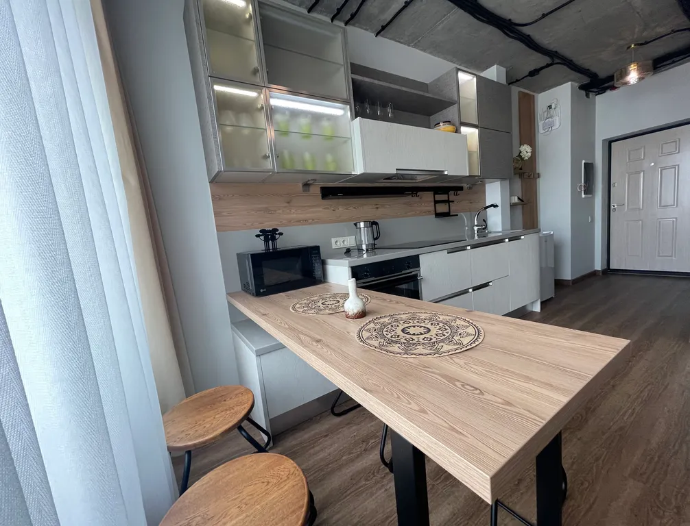 Просторная и светлая квартира с огромными окнами