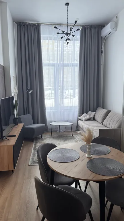 Евродвушка с высокими потолками и большими окнами, 2 кровати