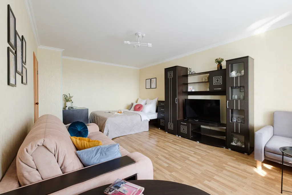 Широкая кровать и балкон для отдыха