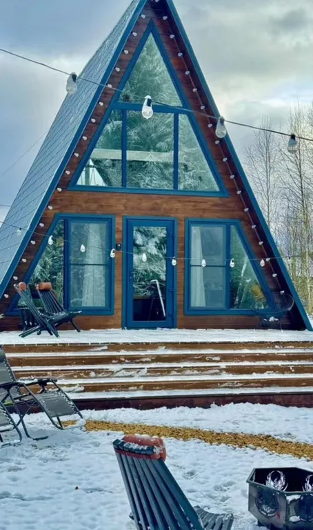 Дом в окружении леса с чаном и баней на территории