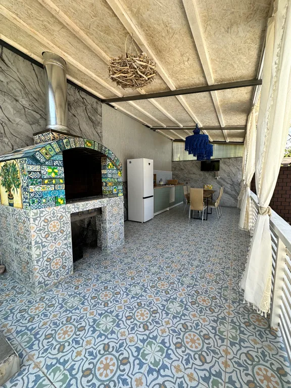 Уютный дом с бассейном и печью