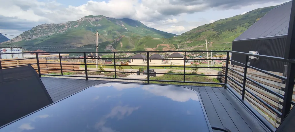 Коттедж с видом на горы и террасой