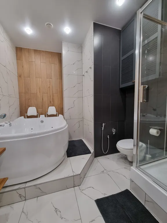 Современные апартаменты с джакузи у озера