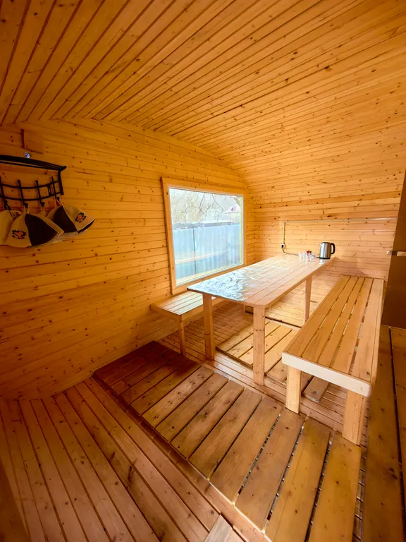 Уютный деревянный домик с видом на реку