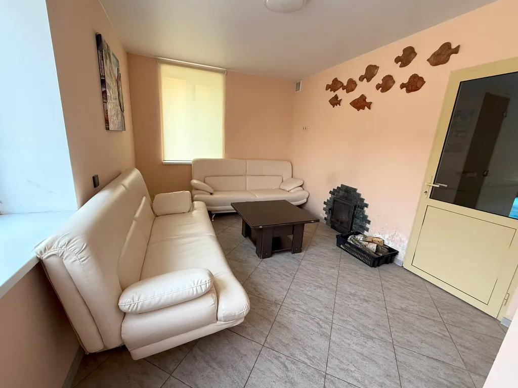 Дом с бассейном, спортзалом и 3 спальнями