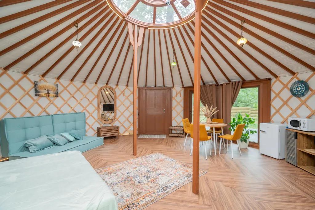 Глэмпинг в лесу