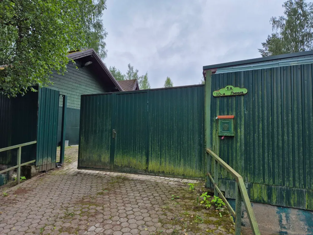 Двухэтажный загородный дом рядом с озером