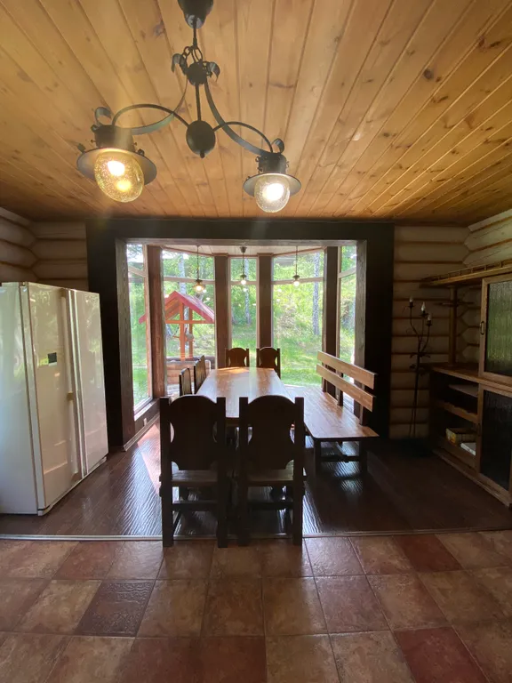 Уютный дом с камином в центре