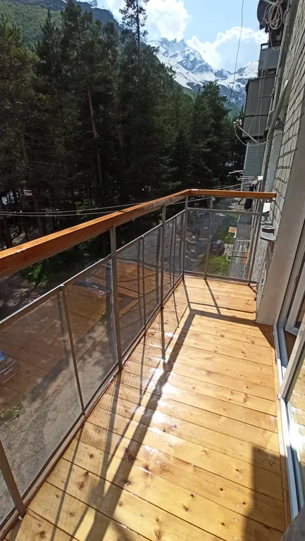 Светлая дизайнерская квартира с видом на горы и лес