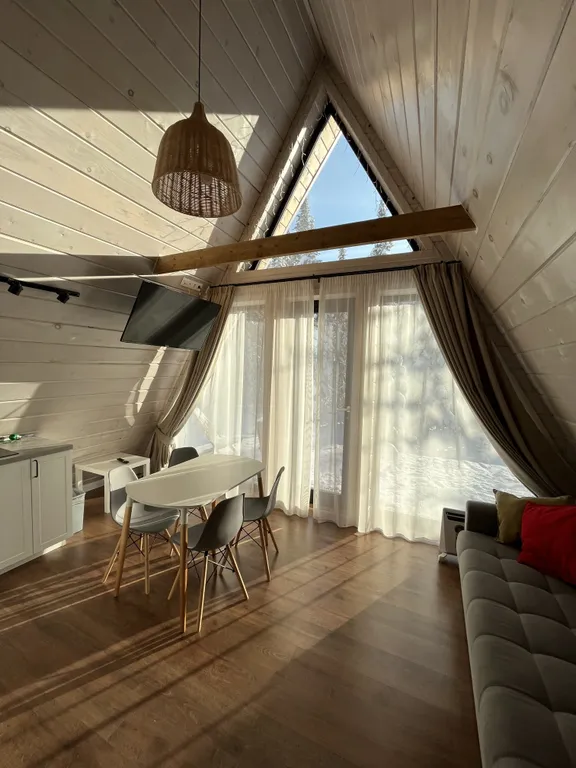 Уютный треугольный домик в лесу