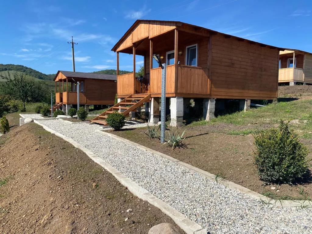 Домик с видом на лес и горы