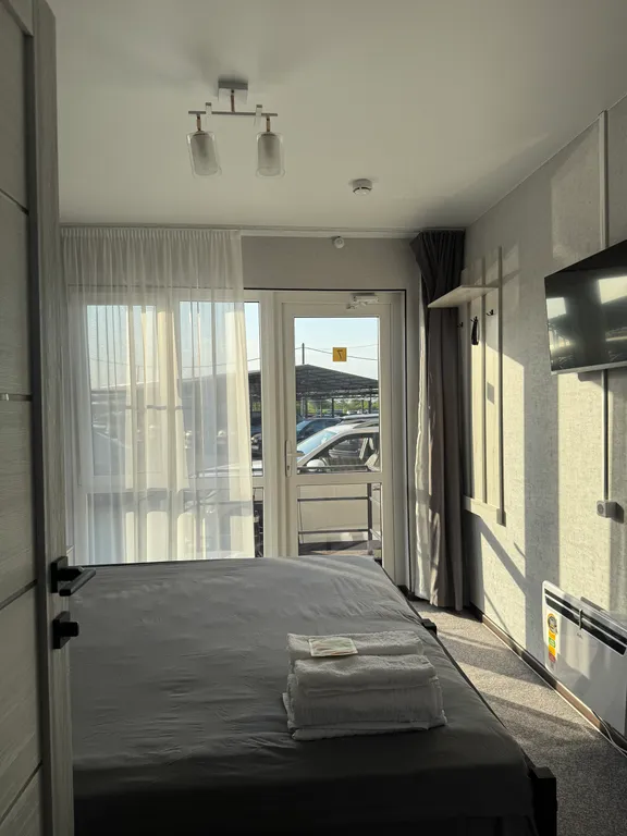 Отель рядом с аэропортом.Трансфер бесплатный, стоянка и столовая рядом