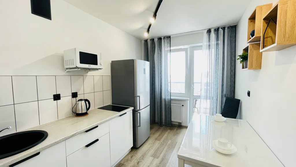 Центр зелёной рощи напротив колеса обозрения