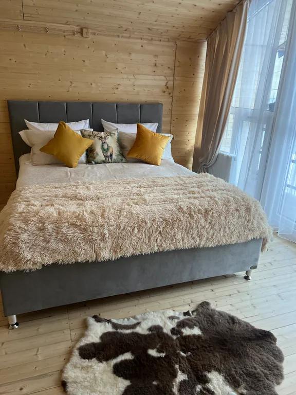 Коттедж в окружении реки,гор и леса