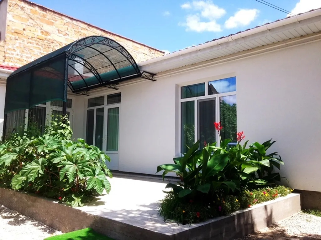 Стильный трехкомнатный дом с отдельной террасой