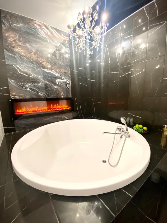 Квартира с огромной круглой ванной и камином
