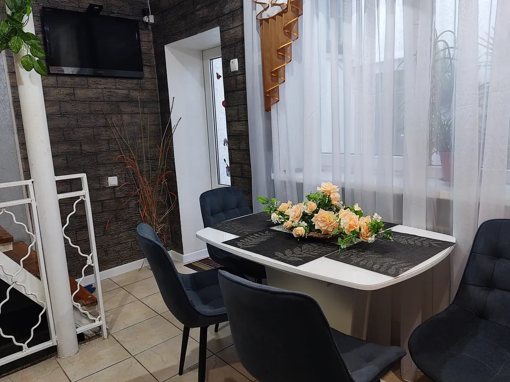 Коттедж с гаражом и двориком