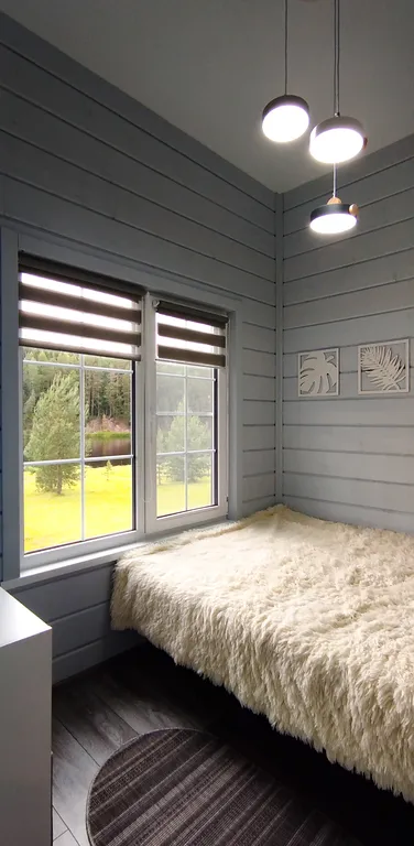 Просторный дом на берегу реки