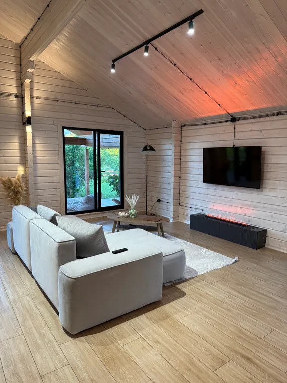 Коттедж Двухкомнатный дом-шале с теплым бассейном и террасой — Динская