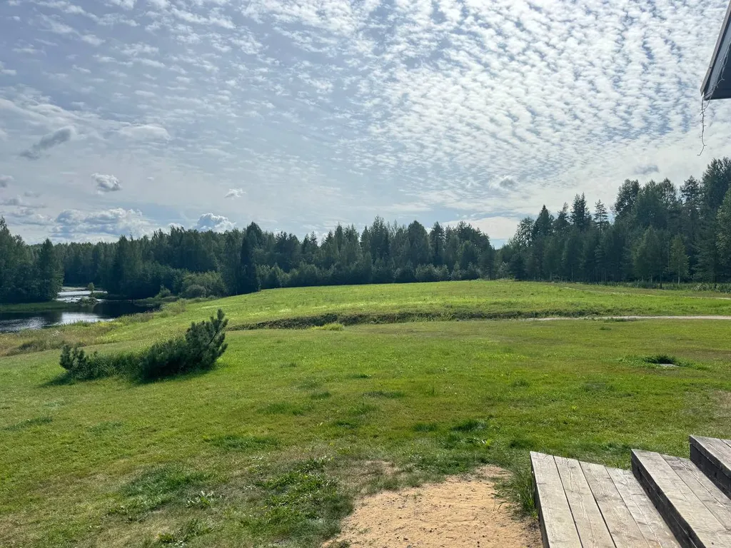 Домик в живописном месте на берегу