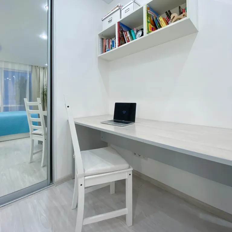 Светлая квартира с панорамными окнами и большой ванной для двоих