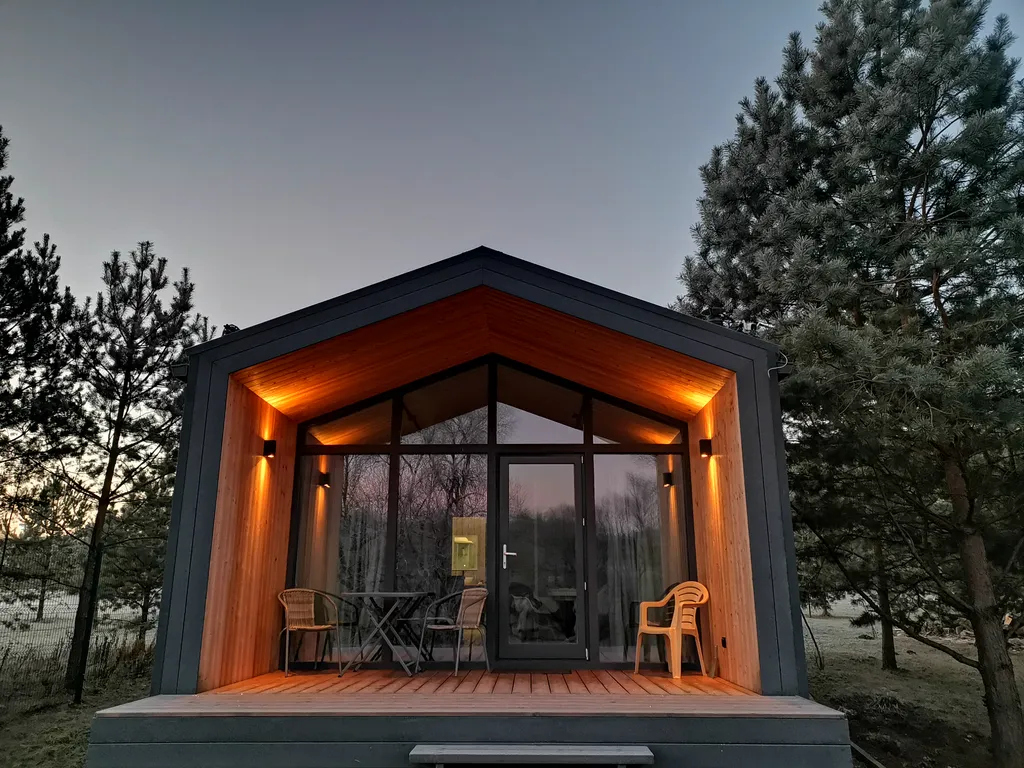 Современный уютный домик с камином на берегу реки Оки