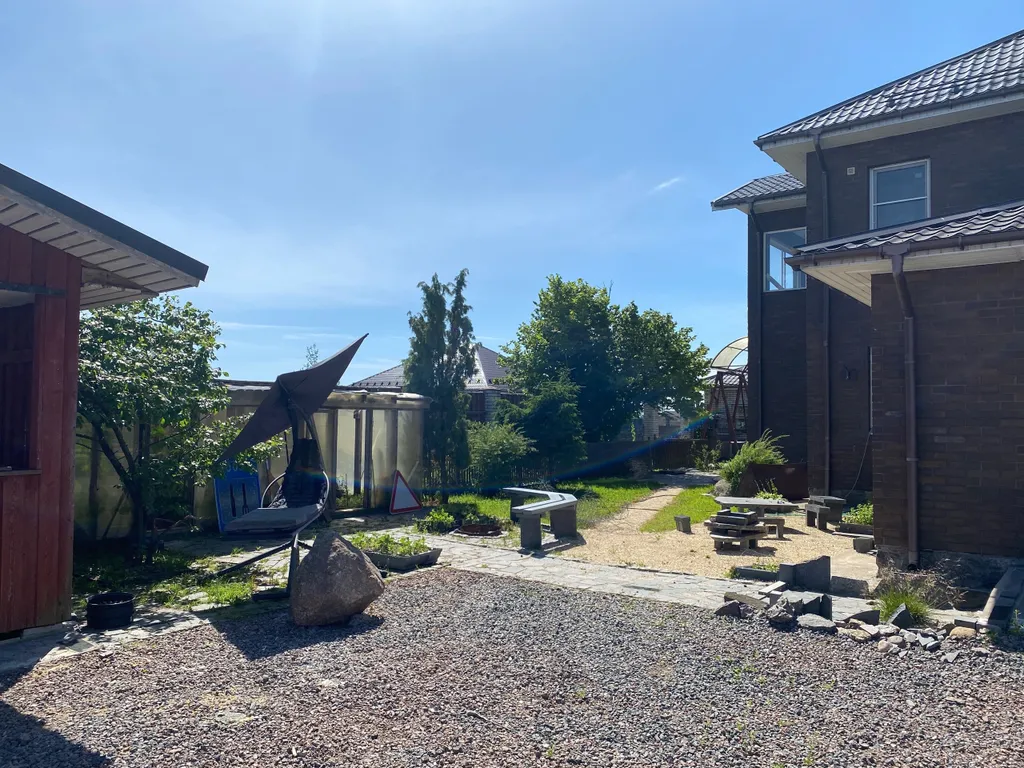 Домик на берегу залива