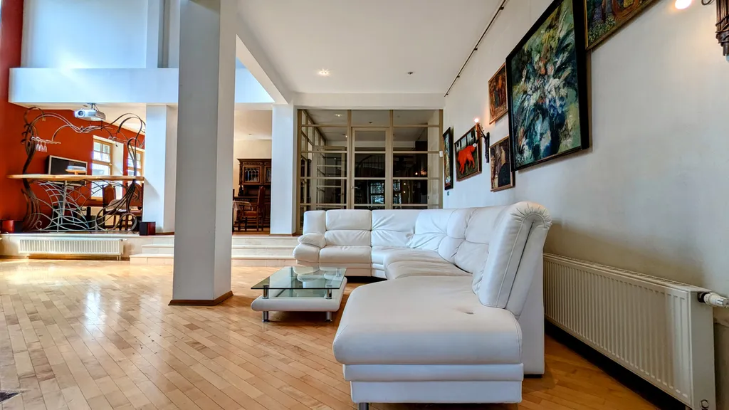 Дом с бассейном в 3 километрах от МКАД