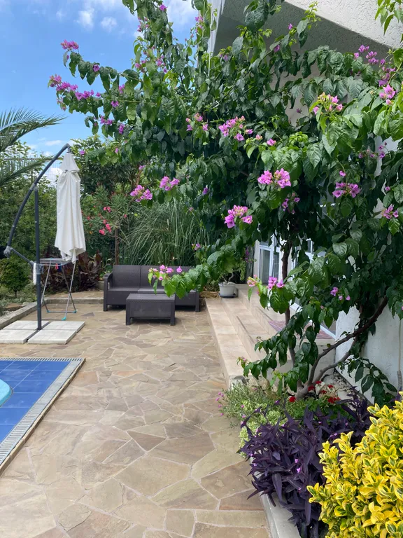 Дом в живописной деревне у моря с бассейном