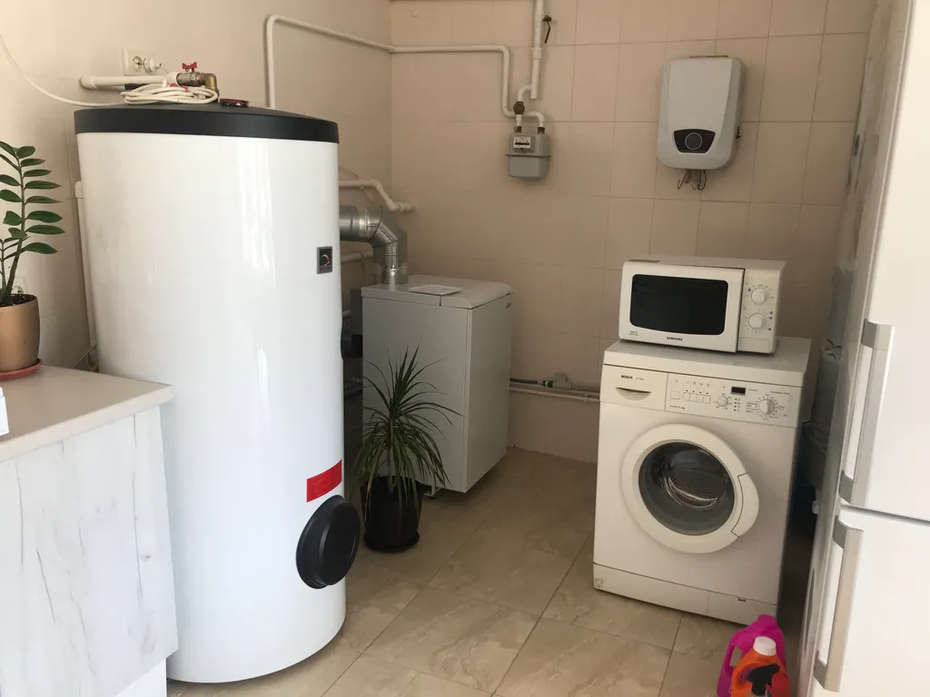 Индивидуальные номера на земле в уютном дворике