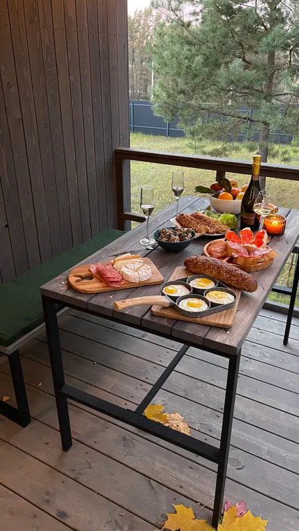 Современный уютный дом с видом на лес