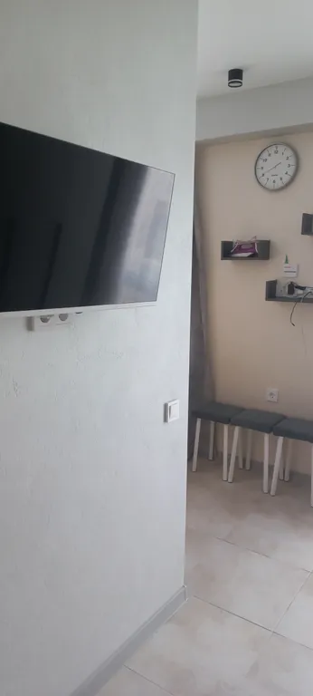 Современная студия с подогреваемым бассейном