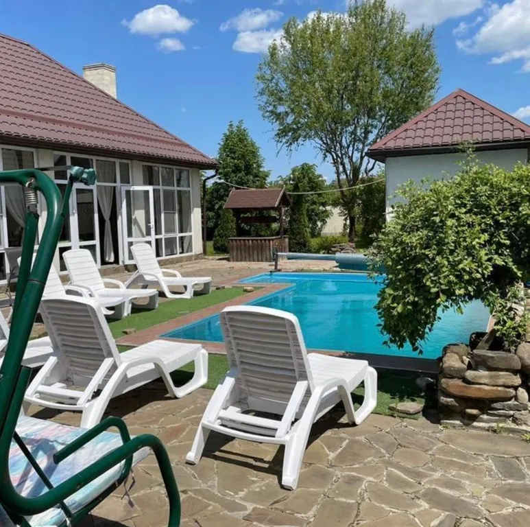 Дом с бассейном